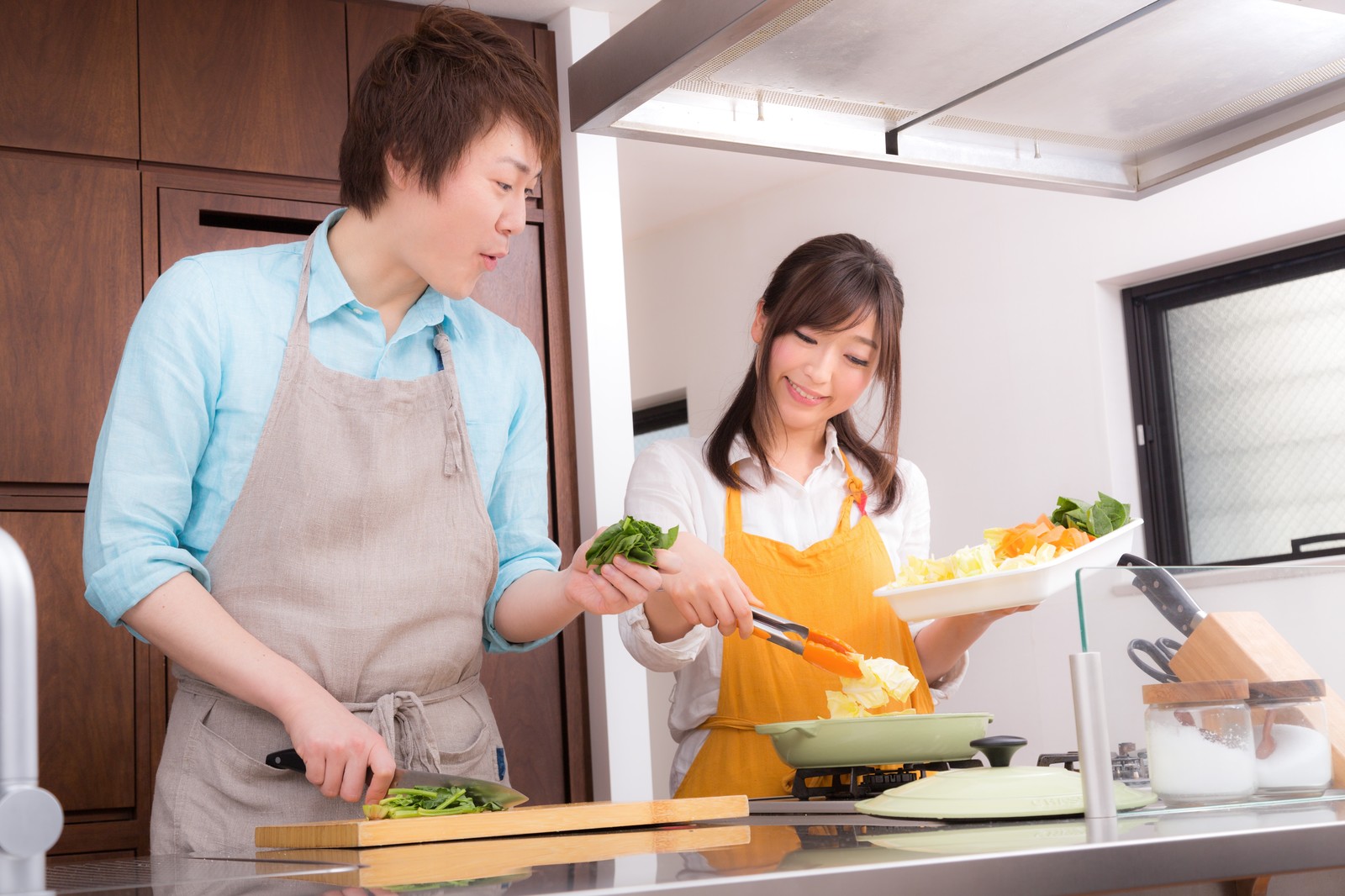 料理するカップル