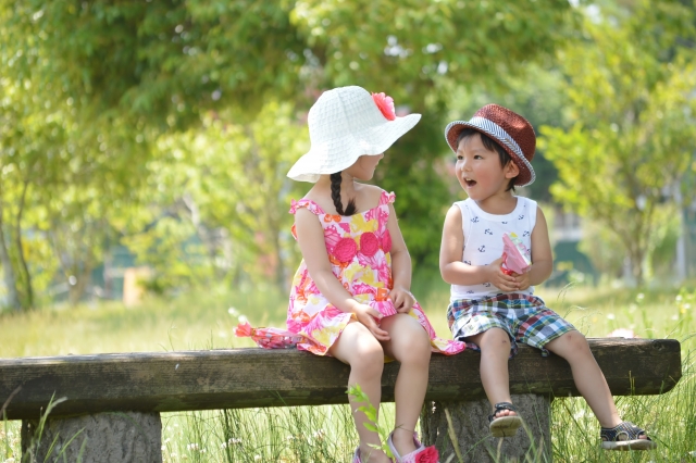 会話する男の子と女の子